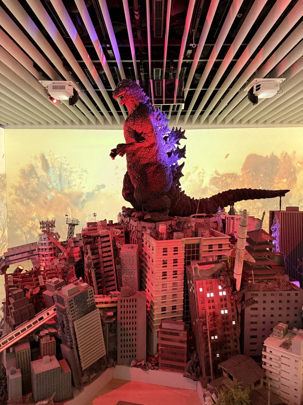 超貴重　ゴジラ　貿易センタービル ゴジラとは何か?” にアーティストたちがせまる現代アートの展覧会を森